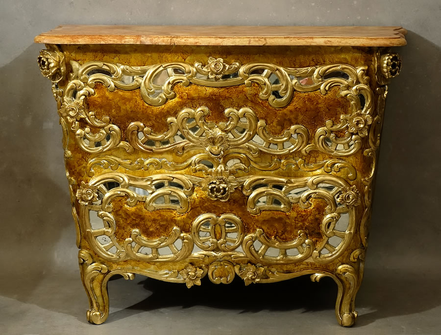 Commode vernie a mecca et dor&eacute;e &agrave; plateau en faux marbre